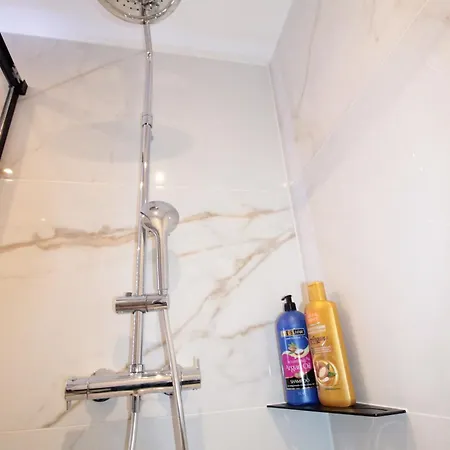 Luxury Studio, Rez De Chaussee, Parking Prive Video Surveillance, Canape Haute Qualite Convertible Couchage 2 Personnes, Centre Proche, Restaurant, Boulangerie 2 Minutes A Pied, Terrasse - 800metre Carre De Terrain - Gere Par Presta-zen'service Verdun-sur-Meuse