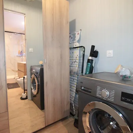 Luxury Studio, Rez De Chaussee, Parking Prive Video Surveillance, Canape Haute Qualite Convertible Couchage 2 Personnes, Centre Proche, Restaurant, Boulangerie 2 Minutes A Pied, Terrasse - 800metre Carre De Terrain - Gere Par Presta-zen'service Apartment Verdun-sur-Meuse