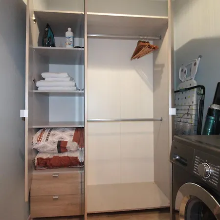 Luxury Studio, Rez De Chaussee, Parking Prive Video Surveillance, Canape Haute Qualite Convertible Couchage 2 Personnes, Centre Proche, Restaurant, Boulangerie 2 Minutes A Pied, Terrasse - 800metre Carre De Terrain - Gere Par Presta-zen'service Apartment Verdun-sur-Meuse